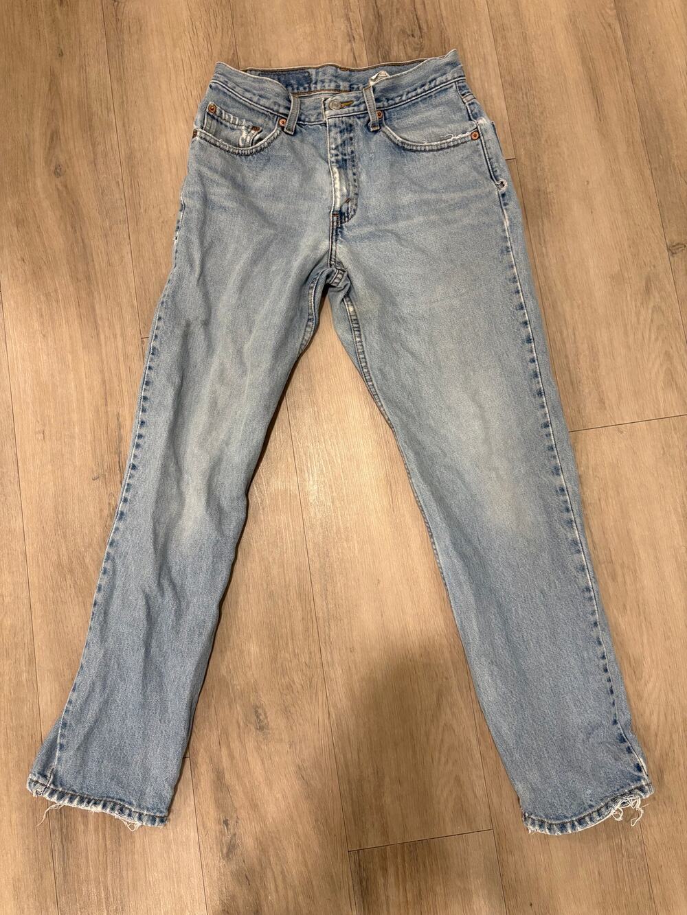Levi's 550 Relaxed Fit Light Denim Wash Slightly Distressed Size W29 L30